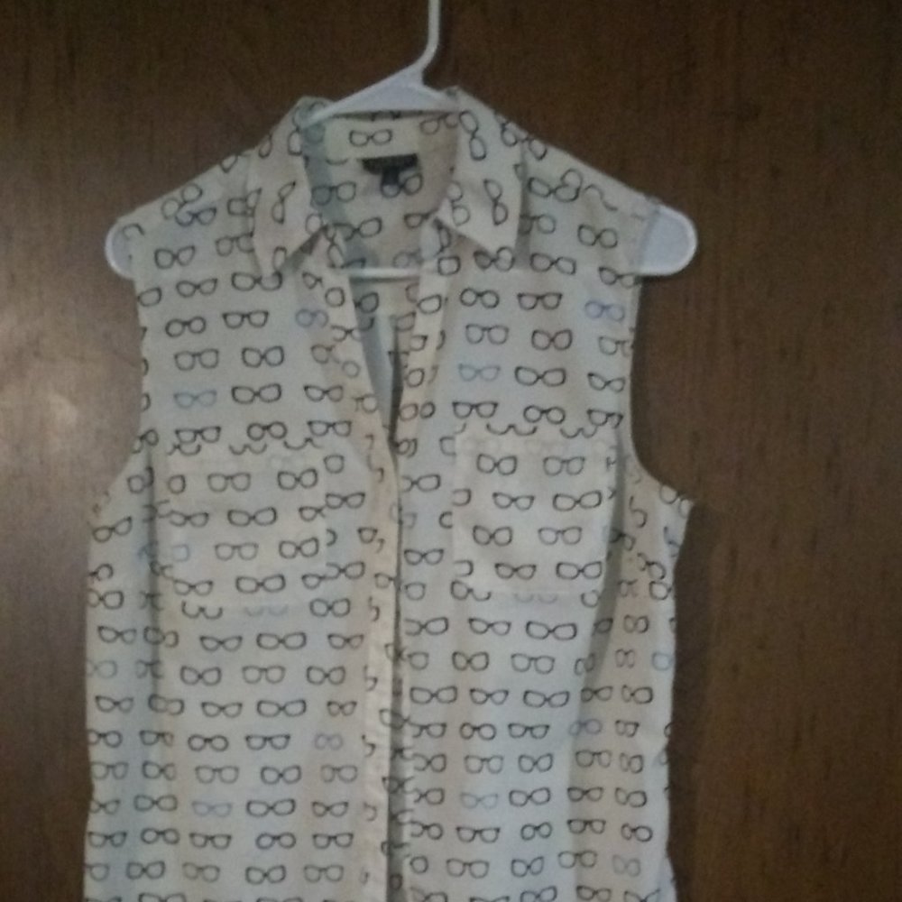 Women's no sleeve button down white print blouse